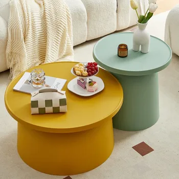 Гостиная в скандинавском стиле, журнальный столик с грибами, Маленькая квартира, Круглый пластиковый столик, прикроватный столик, диван, приставной столик